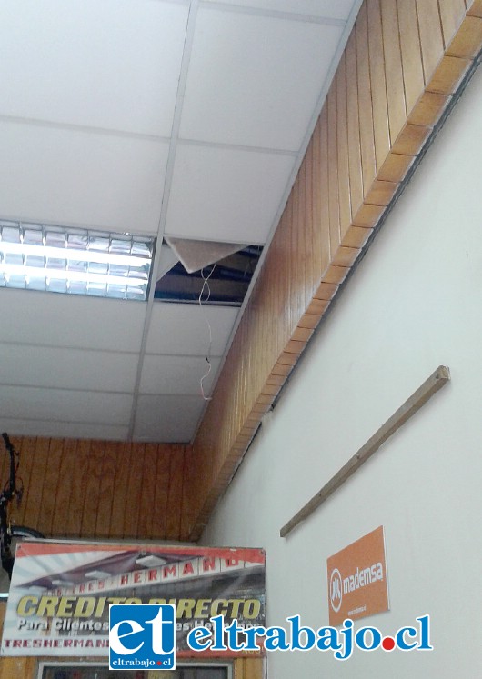 A través de un forado los delincuentes se abrieron paso para proceder a desconectar la alarma adentro del local.