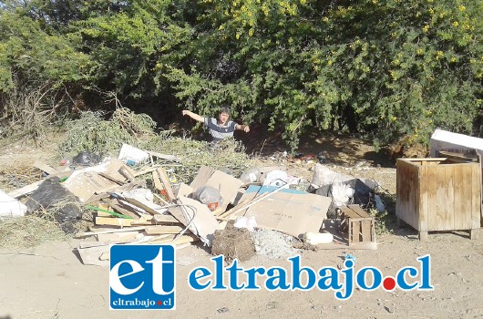 Rafa Pérez, nos muestra insitu el microbasural que hay en Costanera con Yungay en la Villa Bernardo Cruz.