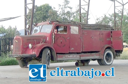 El ‘Meche’, un carro de bomba marca Mercedes Benz de 1953 que llegó a la comuna nuevo y terminó sus años de servicios en el cuartel de la Primera Compañía.