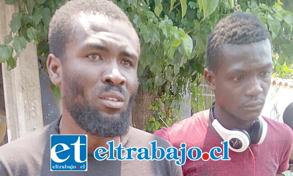 Dos de los jóvenes haitianos que residían en una de las viviendas destruidas por el incendio y que perdieron absolutamente todas sus pertenecías.