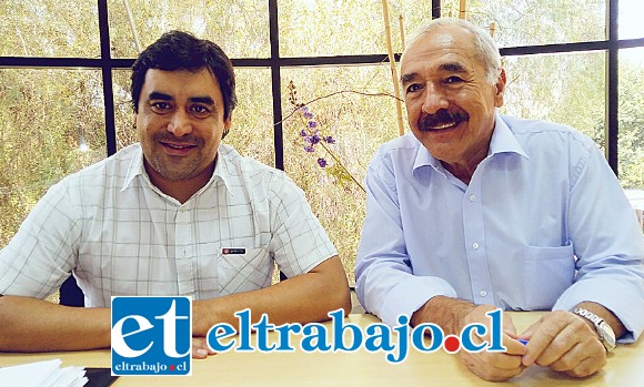 Alcalde de San Felipe Patricio Freire Canto, junto al secretario de planificación comunal, Claudio Paredes.