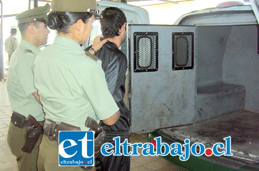 El imputado fue trasladado por Carabineros hasta tribunales para ser formalizado por sus delitos. (Foto Archivo).
