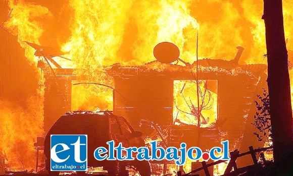 INFIERNO NO SE DETIENE.- Este es el panorama en muchos de los lugares afectados por este infierno desatado en el sur de nuestro país.