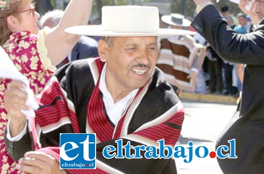 TODOS CON OSVALDO.- Así de feliz es que conocemos a este querido sanfelipeño, quien ama la cueca, la buena empanada y dar clases de folklore en nuestra comuna.