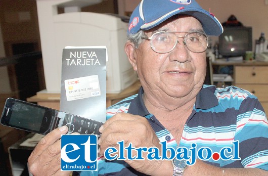 ALERTA SEÑORES.- Don Rolando González muestra a Diario El Trabajo la promoción que compró, y que la empresa Tricot está ofreciendo en la esquina Merced-Portus, así como en su tienda de tecnología.