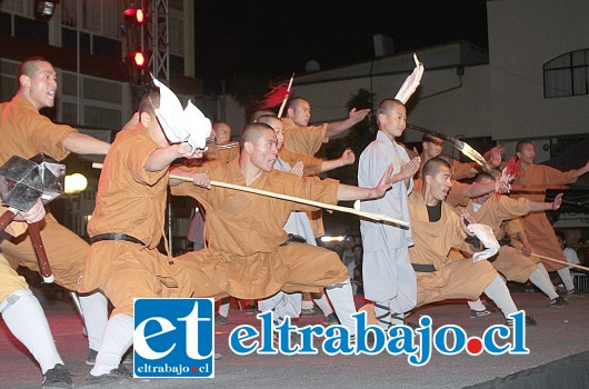 GUERREROS DEL KUNG FU.- Los 20 monjes presentaron combates de alta complejidad, dejando con la boca abierta a todos los presentes.