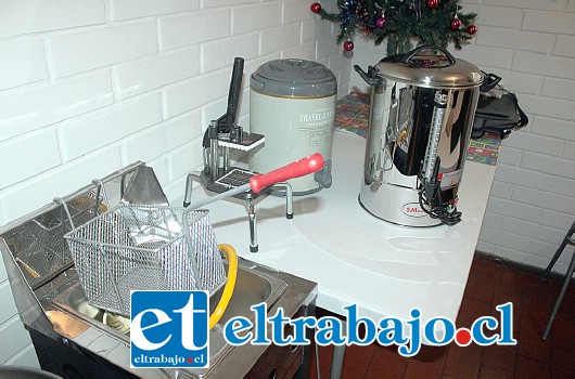 TODO NUEVO.- Todos estos utensilios de cocina son nuevos, y de gran calidad para el uso de todos los vecinos.
