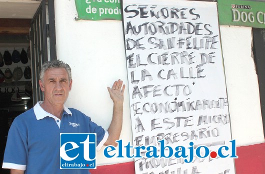 ESPERANDO.- Este comerciante sanfelipeño espera que muy pronto abran esta importante vía de la ciudad.