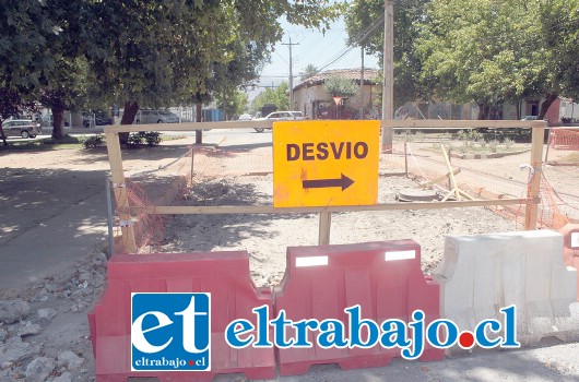 SIN PASO.- Efectivamente, este cierre de alameda en Traslaviña con Chacabuco, impide el paso vehicular en dirección del tránsito.