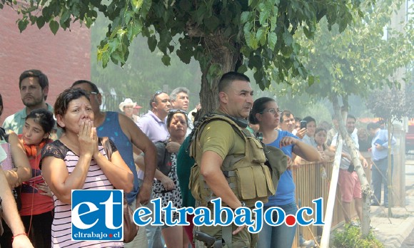 Horror y espanto en los rostros de transeúntes debido a la magnitud del siniestro que afectó tres viviendas en calle Traslaviña.