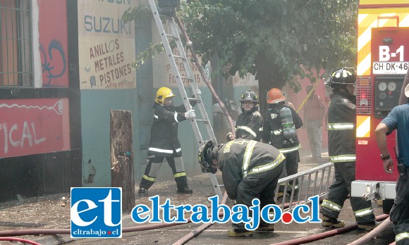 Personal de Bomberos desarrolló una intensa labor para combatir el gigantesco incendio declarado ayer en pleno centro de San Felipe.