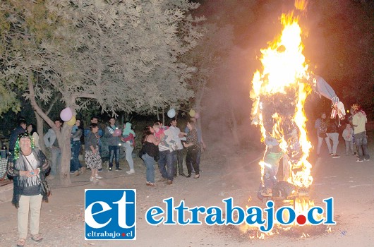 ADIÓS 2016.- Así como lo muestra esta gráfica, despidieron el 2016 los vecinos de El Escorial e invitados especiales.