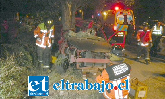 Tres heridos, uno de ellos de gravedad fue el saldo del choque de un automóvil contra un poste ocurrido la madrugada de este domingo en avenida San Rafael.