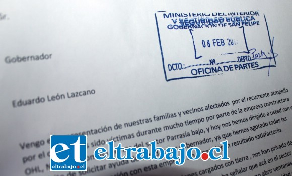 MUCHOS RECLAMOS.- Ayer mismo estos vecinos hicieron llegar al gobernador Eduardo León este documento, ellos aseguran que la empresa se burla de ellos, y de Gobernación..