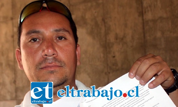 OÍDOS SORDOS.- Harold Galaz, vecino del sector, muestra a Diario El Trabajo la cantidad de reclamos, solicitudes y ruegos que ellos han presentado a esta empresa para que rieguen con agua todo el trayecto que afecta a los vecinos.