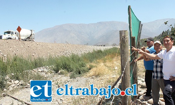 EL PROBLEMA.- Los camiones pasaban a muy baja velocidad para no levantar polvo, cuando se percataron de la presencia de nuestras cámaras en el lugar.