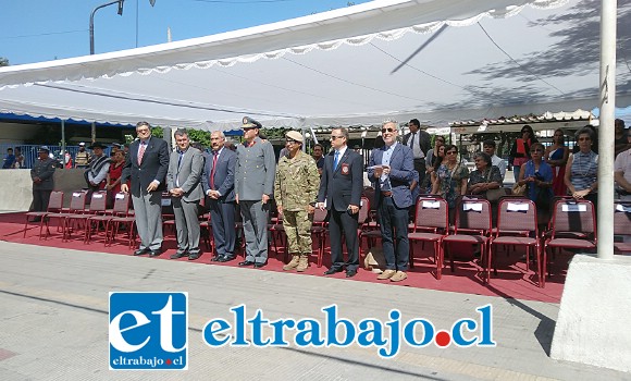 Autoridades locales y militares saludan a las tropas que reviven hazaña de la independencia.