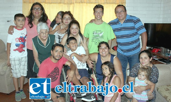 TODOS CON NICOLÁS.- Toda la familia del pequeño Nicolás piden a nuestros lectores un apoyo directo, pues son $25 millones los que deberán pagar a una clínica particular para esta importante operación del niño. El pequeñín sufre de Distonía, un mal que lo condena a vivir postrado y con el cuerpo retorcido. TODOS CON NICOLÁS.- Toda la familia del pequeño Nicolás piden a nuestros lectores un apoyo directo, pues son $25 millones los que deberán pagar a una clínica particular para esta importante operación del niño. El pequeñín sufre de Distonía, un mal que lo condena a vivir postrado y con el cuerpo retorcido.