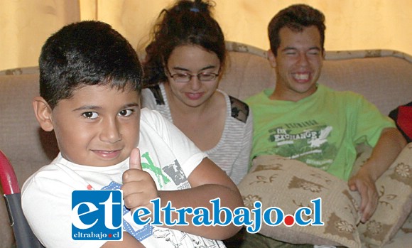 CON GRAN DIFICULTAD.- Aquí tenemos al pequeño Nicolás Collao, de ocho años, haciendo un gran esfuerzo para saludar a nuestros lectores en esta foto.