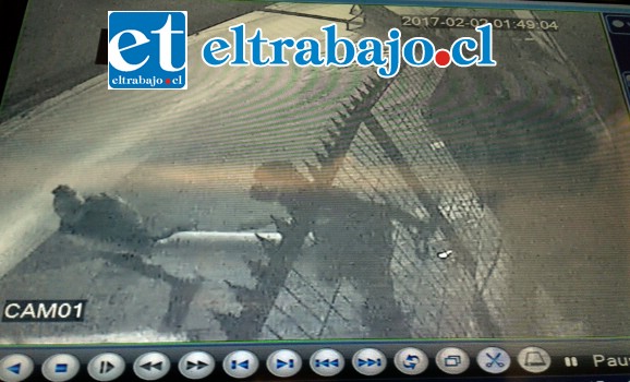 En la imagen se puede apreciar, cuando la pareja saca el tubo de gas de 45 kilos del local.
