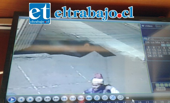 Acá se puede apreciar, el rostro de la mujer que robó junto a un hombre el tubo de gas.