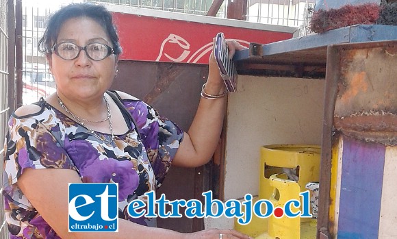 La afectada nos muestra donde estaba el tubo de gas de 45 kilos el cual tuvo que reponer.