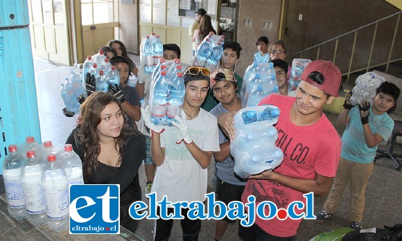 TONELADAS DE AGUA.- Fueron más de tres semanas de recibir y seleccionar los donativos que cada llayllaíno llevó al cuartel de Bomberos.