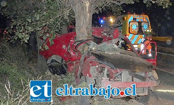 El conductor del automóvil Toyota Yaris perdió el control frente a la Plaza del Cobre, cruzó el eje central de la calzada e hizo un trompo para terminar estrellándose contra un árbol con tanta violencia que el vehículo llegó a curvarse.