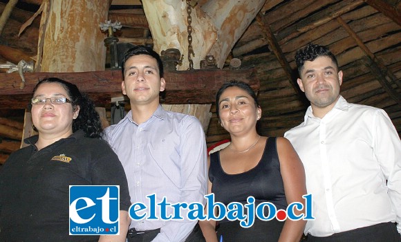 ATENTOS GARZONES.- Ellos son el grupo de garzones en salones: Trinidad Arancibia, Alberto Calquin, Daniela Meneses y Néstor Lazcano.