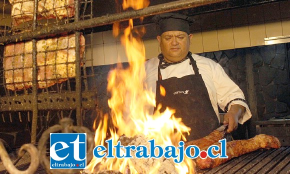 CHEF EXPERTO.- Segundo Pichincura, el experto cocinero que logra aportar su experiencia en Puro Campo, le acompaña un excelente equipo de trabajo.
