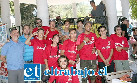 AMOS DEL SLACKLINE.- Ellos son parte del grupo Amateur que participó el sábado en este campeonato internacional, al lado de las autoridades de Deportes y el dideco Pablo Silva.