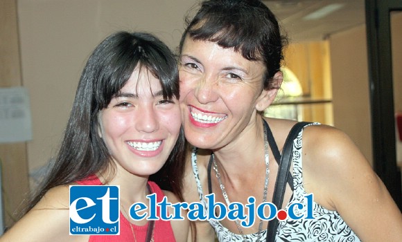 SIEMPRE ELLAS.- Ellas son Débora Berríos (Flor del Valle) y su hija, quien también es cantante, Nayita Valdés, artistas locales que ya confirmaron su aporte artístico en esta cruzada solidaria por Nicolás.