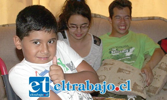 ¡VAMOS NICO!.- Nicolás Collao, niño sanfelipeño que en los próximos días recibirá un neuroestimulador, el que le será instalado en su cerebro y pecho. El Servicio de Salud ya pagó el dispositivo, pero hay que pagar la operación.