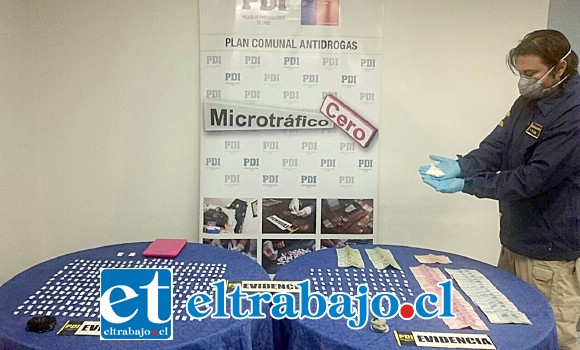 En el primer operativo de la PDI incautó 449 envoltorios de pasta base de cocaína equivalente a 123 gramos de esta sustancia, una pesa digital y $341.000 en efectivo atribuible a las ganancias obtenidas por la venta de drogas en Catemu.