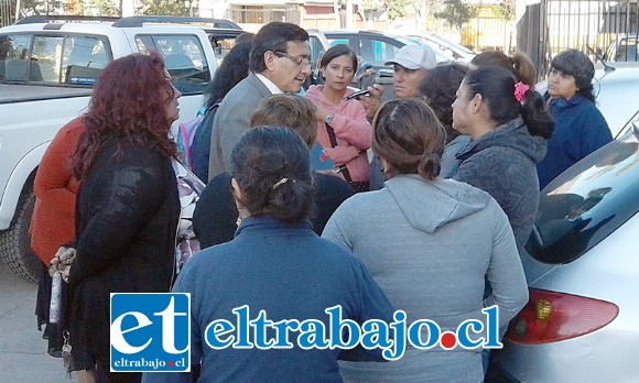 Hasta el Director biprovincial de Educación llegó al Liceo San Felipe y dialogó con los enardecidos apoderados tras los incidentes del lunes.