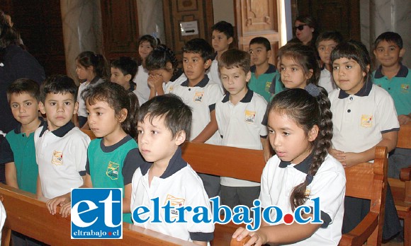 ESCOLARES PRESENTES.- Estudiantes de la Escuela Almendral llegaron por cursos a despedir al párroco. Hoy será sepultado.