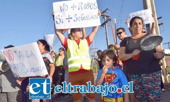 NO + ROBOS.- Hasta este Superman sanfelipeño salió a las calles a protestar por la ola de robos que vulnera la paz y seguridad de estos vecinos en Villa El Carmen.