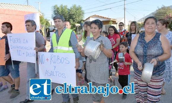 ESTÁN INDIGNADOS.- Con ollas, sartenes y pancartas en mano, los vecinos de Villa El Carmen hicieron oír sus voces en Calle Michimalongo.
