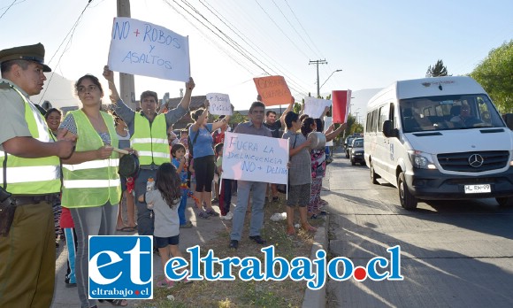 ORDENADO DESORDEN.- Los indignados vecinos por algunos minutos se tomaron la calle, paralizando el flujo vehicular, hasta que Carabineros intervino para poner orden.