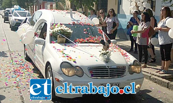 ADIÓS THIANITO.- El cortejo fúnebre del pequeño Thiano pasó frente al jardín infantil donde estudiaba, sus restos descansan en el cementerio municipal de San Felipe, en El Almendral.