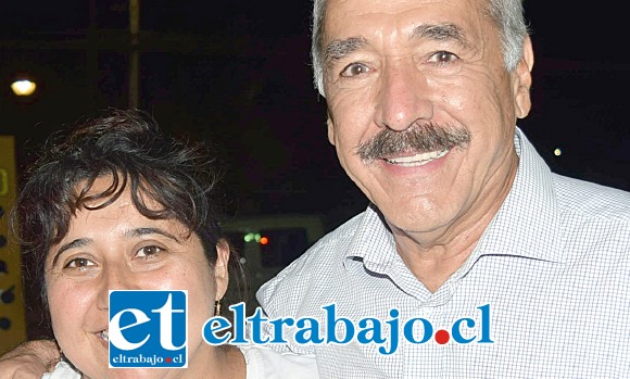 APOYO TOTAL.- La madre de Nicolás Collao, doña Karina Villarroel, recibió también la visita solidaria del alcalde Patricio Freire, quien llegó a jugar su Bingo también.
