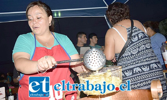 VECINAS SOLIDARIAS.- Las vecinas de esta población sanfelipeña se pusieron las pilas y cocinaron ricas comidas típicas, para que nadie quedara insatisfecho.