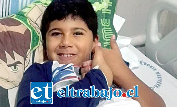 ¡TÚ PUEDES!.- Nicolás Collao envió saludos desde su cama de hospital, en donde espera impaciente la hora de someterse a esta invasiva operación.