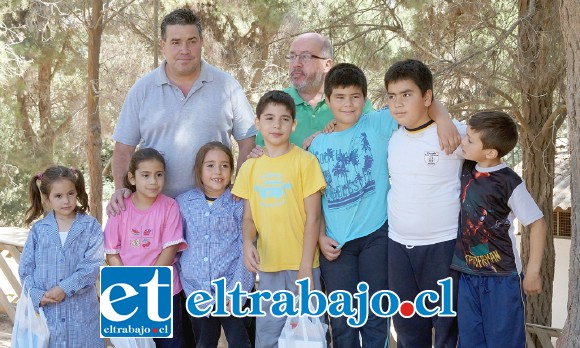 PEQUES AGRADECIDOS.- Estos niños, poquitos por cierto, son toda la matrícula de una de estas escuelitas rurales en Curicó.