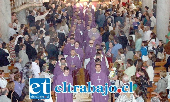 PARROQUIA SIN PÁRROCO.- Una despedida digna. Justa y muy solemne, a la que también asistieron grandes y pequeños grupos religiosos del país.