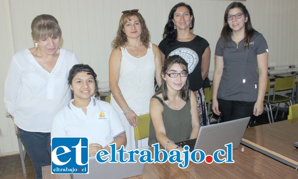 Las dos jóvenes con movilidad reducida beneficiadas con la entrega de los computadores, junto a profesionales del establecimiento.
