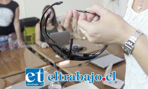 Este es el moderno cintillo que permite controlar el computador y que ambas alumnas recibieron junto a un notebook.