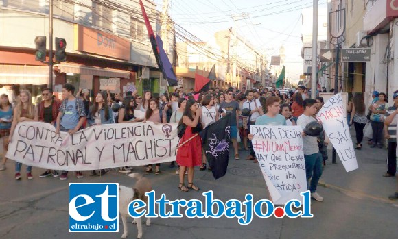 Agrupaciones feministas marcharon al atardecer de ayer exijiendo justicia para Susana Sanhueza y en contra de la violencia machista, no obstante el crimen pasional estaría descartado. (Foto @preludioradio)