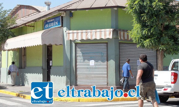 CERRADO POR LUTO.- Los sanfelipeños que ayer se acercaron para comprar sus helados favoritos en Helados Olguín, se encontraron con la triste noticia y las puertas cerradas.
