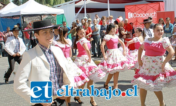 NUESTRO BALLET.- El Ballet Municipal de San Felipe lució sus mejores galas en este esquinazo ofrecido a los presentes.